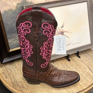 Brown cowboy boots with a POP of pink🎀🤠